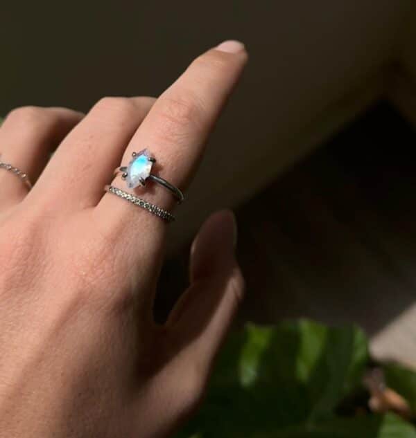 ⁦MINI MOONSTONE MARQUISE RING⁩ – תמונה ⁦4⁩